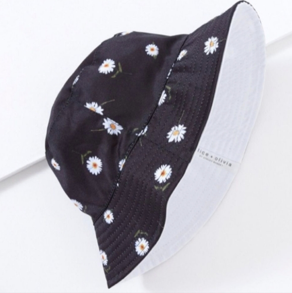 Alice + Olivia Duffel bag and bucket hat set - Picture 6 of 10